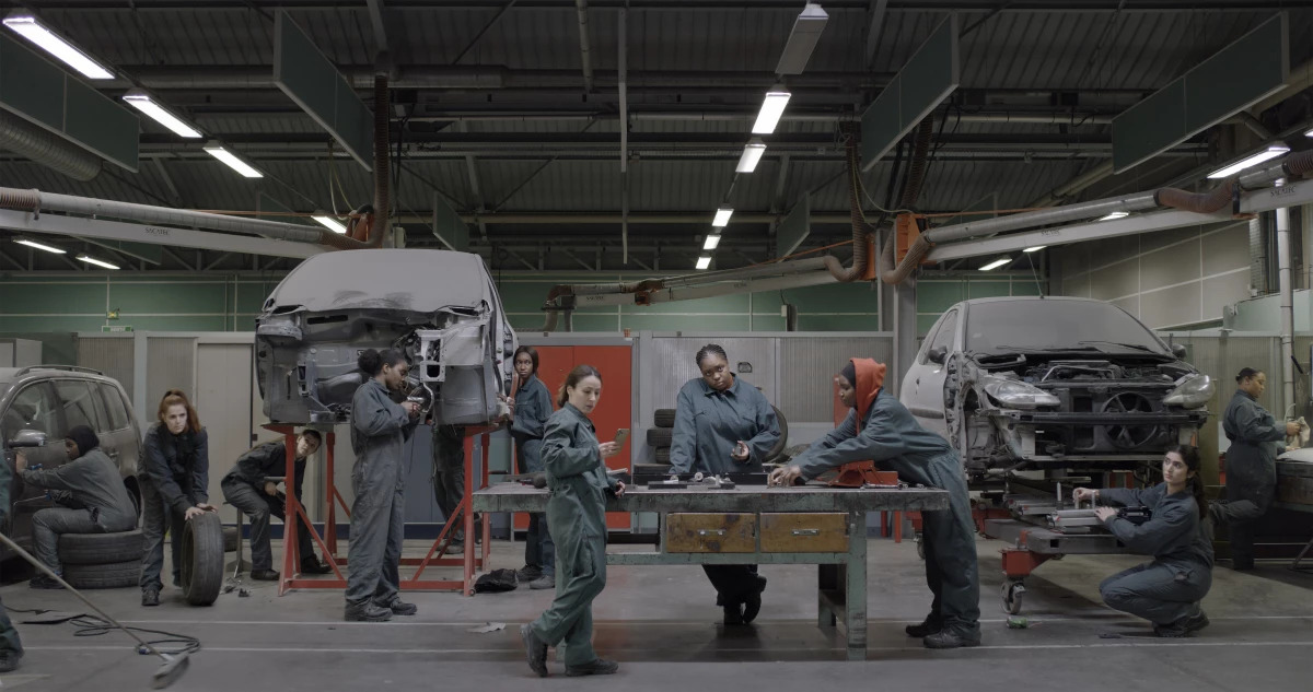 Carrosserie, Lycée pro, de la série Les Intruses,2022. Oeuvre co-produite par la Maison populaire dans le cadre de la commande photographique du Département du 93 ©Randa Maroufi