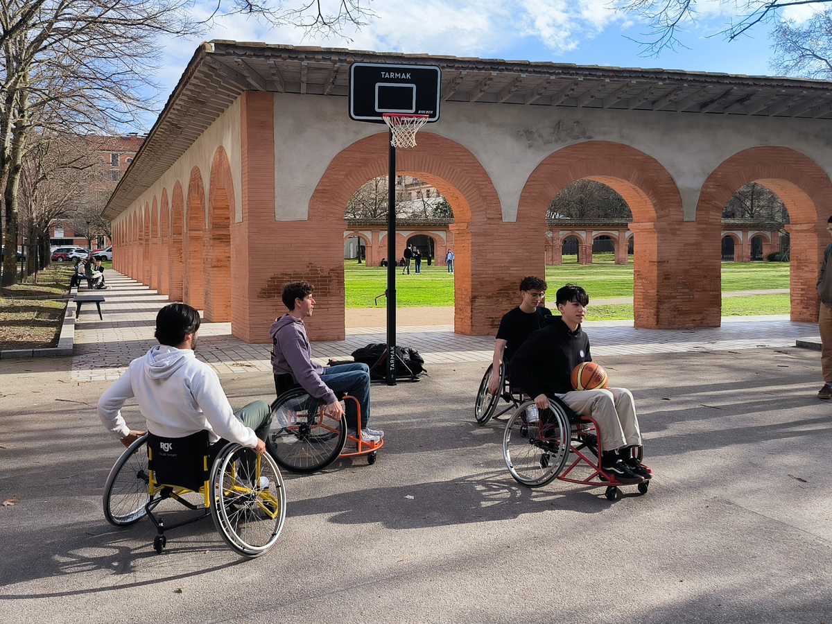 Activité de basket fauteuil devant le Cloître de l'Arsenal