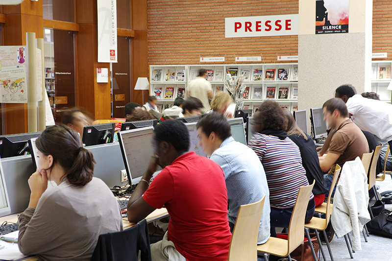 Salle informatique et étudiants, BU Arsenal