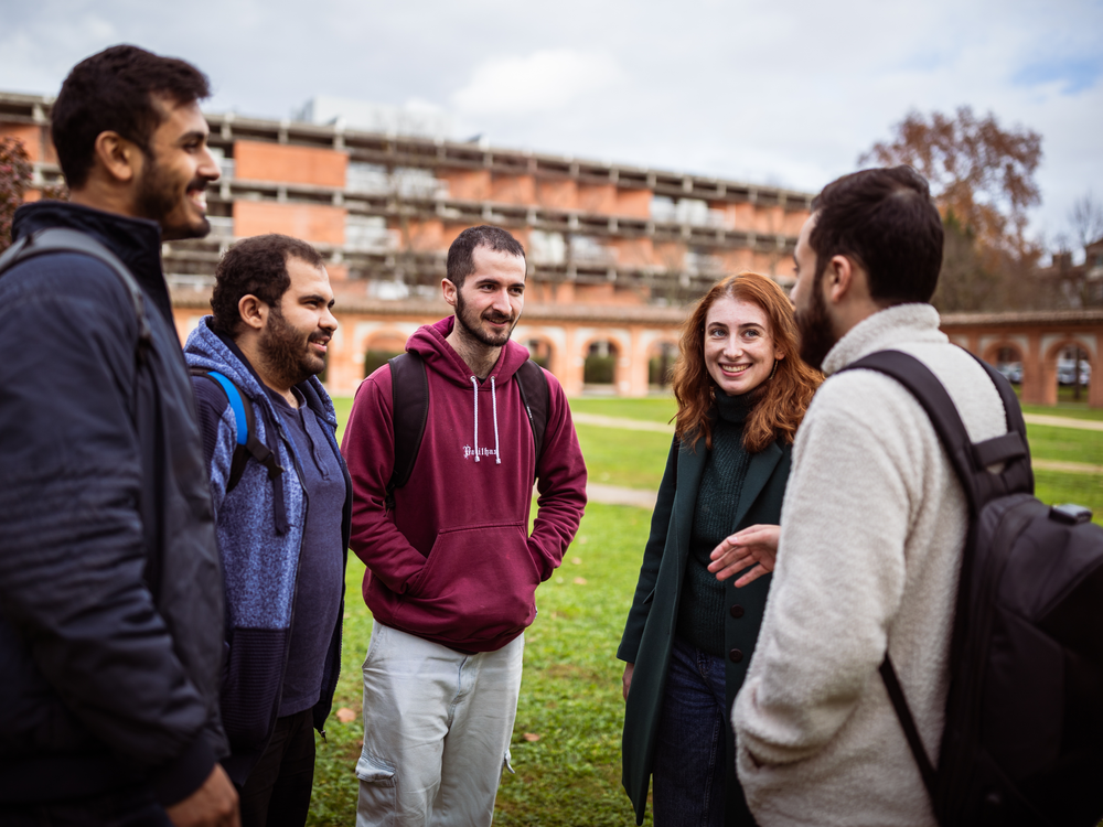Étudiants regroupés dans le Cloître de l'Arsenal (photo Timo Claeys)